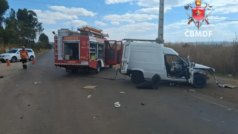 Acidente com carros deixa 4 feridos no DF-440, em Sobradinho