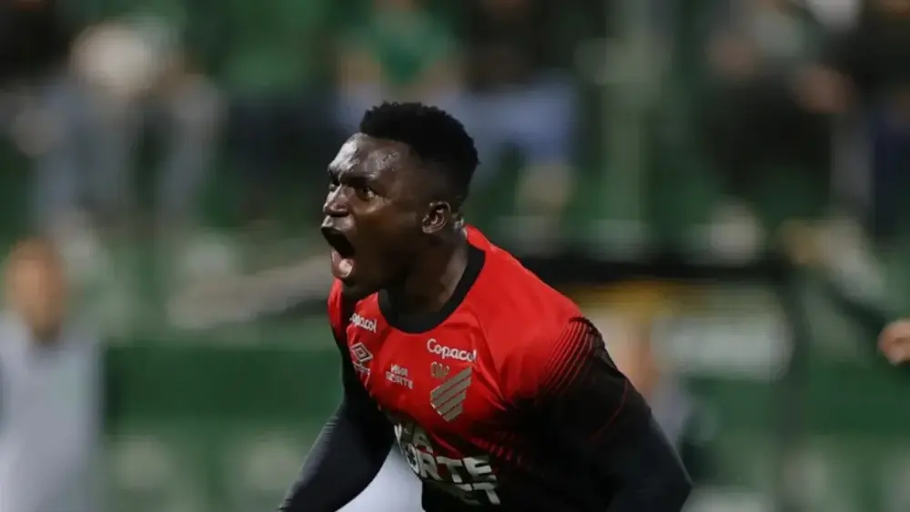 Athletico vence Inter com gols de Leozinho e Viveros