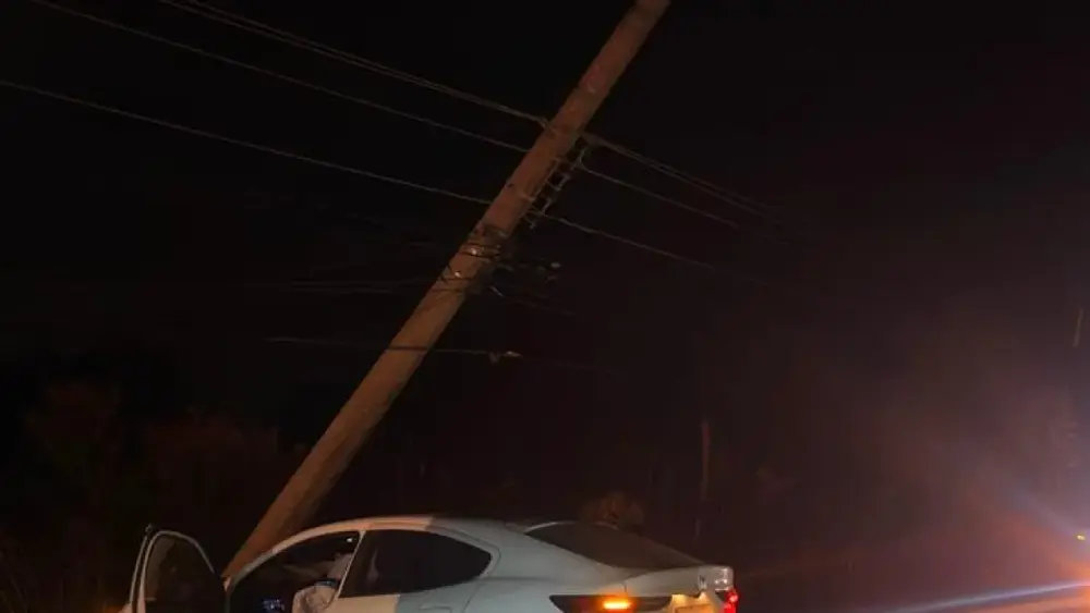 Carro bate em poste no Altiplano Leste e motorista não se feriu