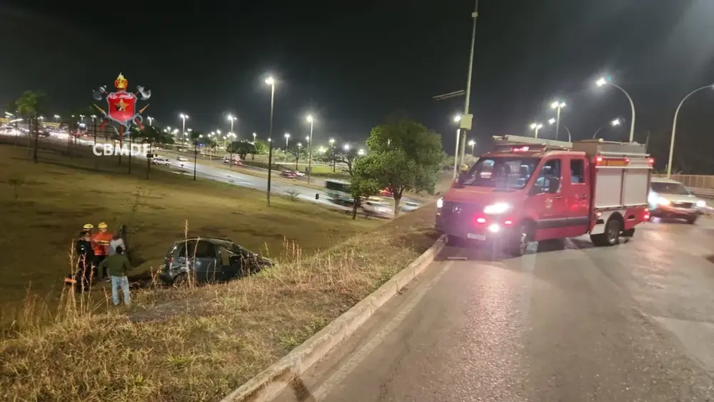 Carro capota na EPIA Sul e motorista é levado ao hospital