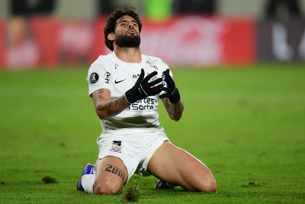 Corinthians empata com Peñarol e lidera grupo na Libertadores
