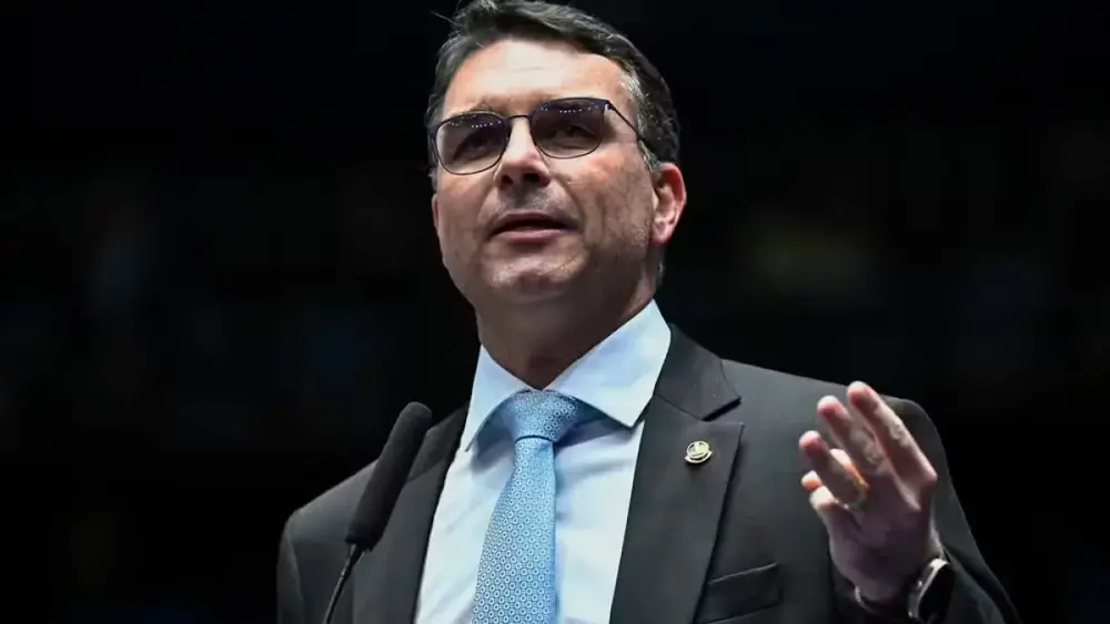 Flávio Bolsonaro nega escândalos e cita ‘guerra psicológica’
