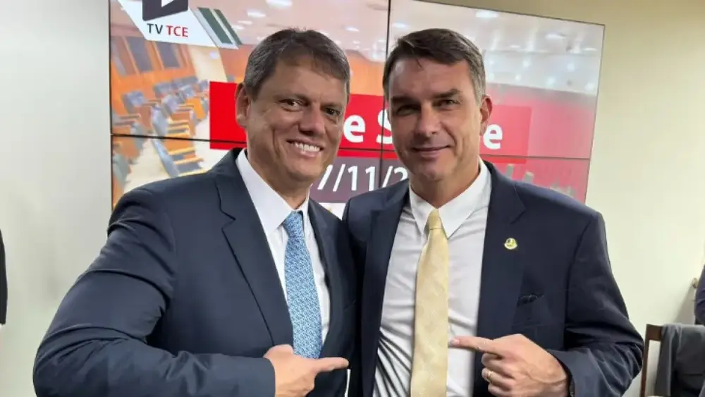 Flávio Bolsonaro transfere QG para SP e se aproxima de Tarcísio