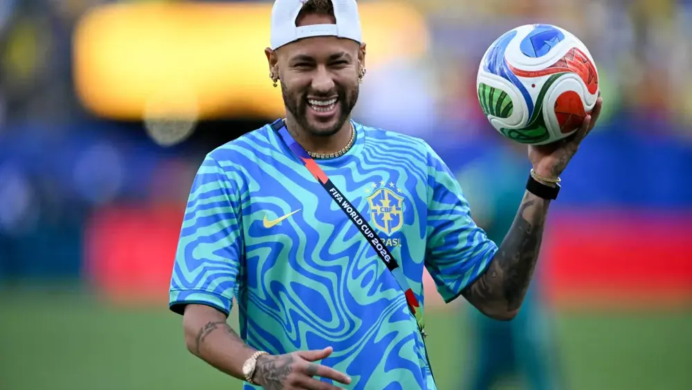Neymar é festejado após primeiro treino na Seleção