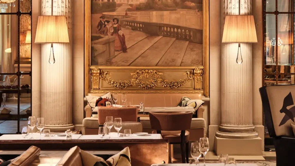 Paris: alta gastronomia surrealista em hotéis de luxo