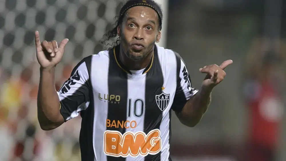 Ronaldinho, 46 anos, volta ao futebol na 3ª divisão italiana