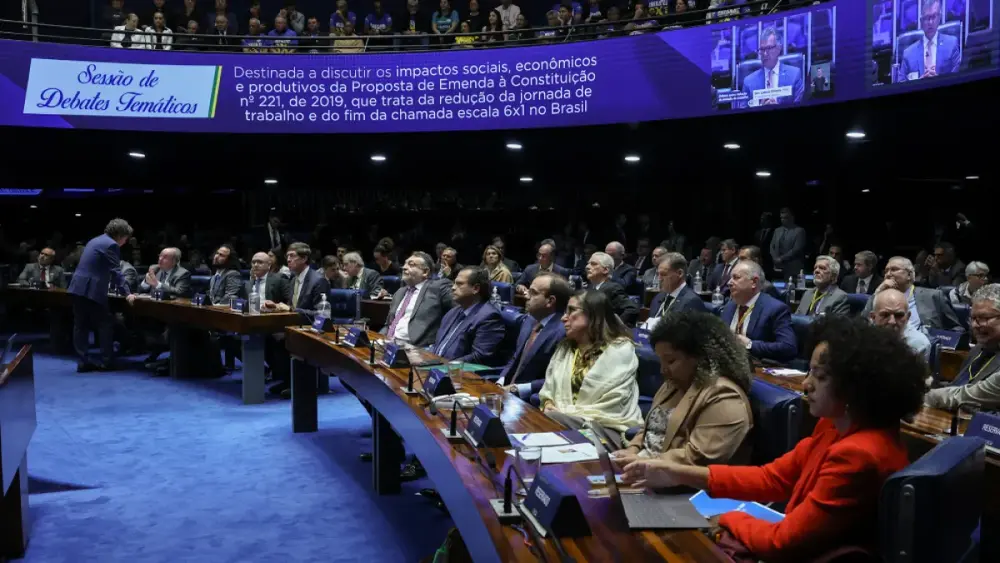 Senado aprova pena maior para crimes contra professores e médicos