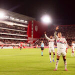 Flamengo empata, mantém liderança, mas Arrascaeta fratura clavícula