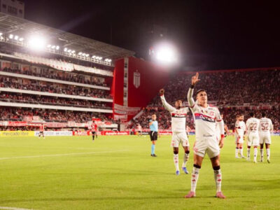 Flamengo empata, mantém liderança, mas Arrascaeta fratura clavícula