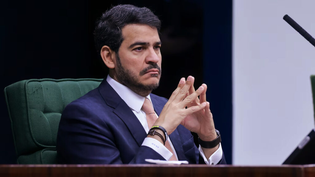 Messias debate STF e cobra retidão; votação apertada no Senado