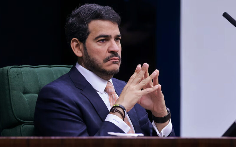 Messias debate STF e cobra retidão; votação apertada no Senado