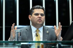 Alcolumbre evita prazo para votar PEC que acaba com escala 6x1
