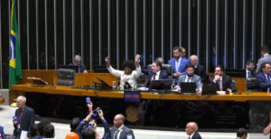 Câmara aprova fim da escala 6x1; PEC vai ao Senado