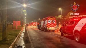 Fiat Punto pega fogo no Eixão Sul e interdita pista