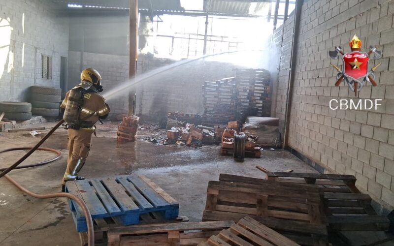 Incêndio em galpão de Ceilândia é controlado; sem vítimas