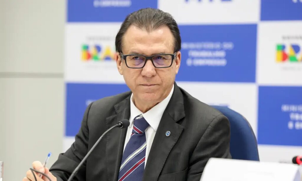 Marinho pede fim da escala 6x1 e regulamentação de apps