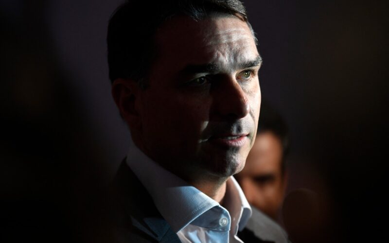 Flávio quer base para mudar Constituição e defende reduzir ministérios