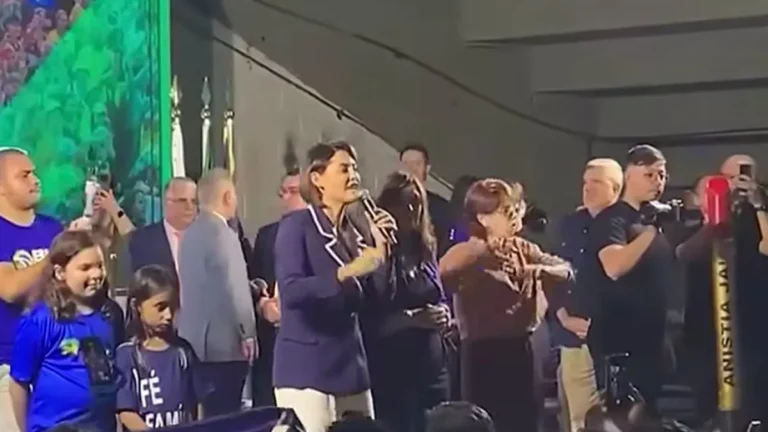 Michelle defende Bia Kicis, mas evita falar da própria candidatura