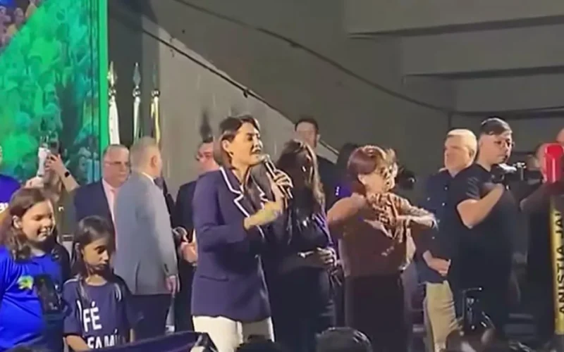 Michelle defende Bia Kicis, mas evita falar da própria candidatura