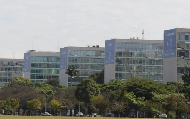Governo libera servidor 3h antes em jogos do Brasil