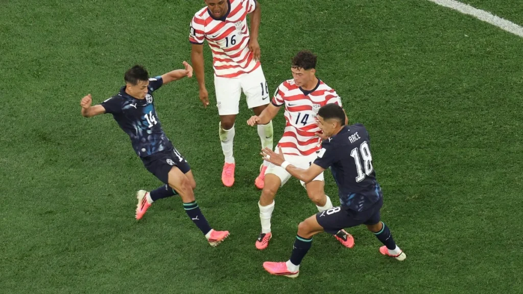 EUA goleia Paraguai e assume liderança na Copa