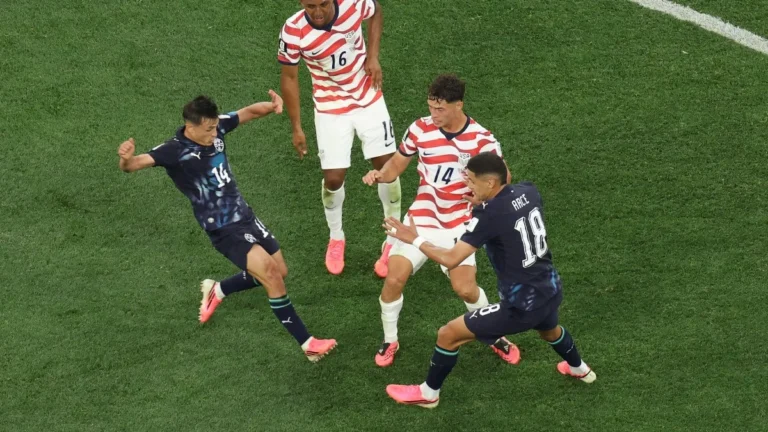 EUA goleia Paraguai e assume liderança na Copa
