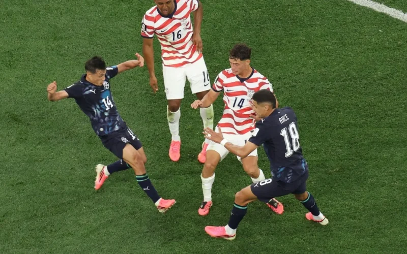 EUA goleia Paraguai e assume liderança na Copa
